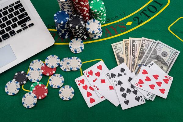 The Psychology of Winning: Mindset Tips for QQ Poker Online